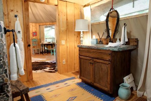 Фотография из галереи Unique Four-Person Luxury Tent with a Waterfall near Fort Worth, Texas в городе Buckner