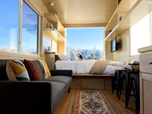 Posezení v ubytování Tranquil Tiny House Hideaway in Colorado: Peaceful Waterside Bliss in Grand Junction