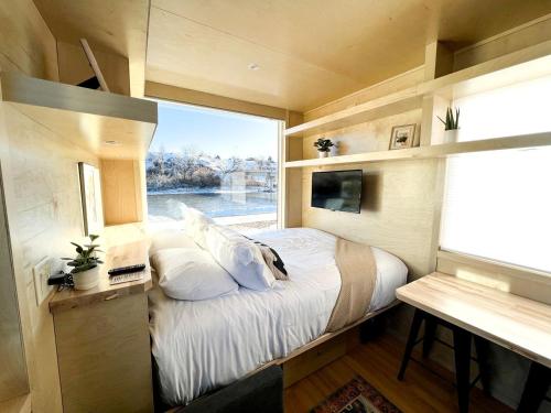 Postel nebo postele na pokoji v ubytování Tranquil Tiny House Hideaway in Colorado: Peaceful Waterside Bliss in Grand Junction