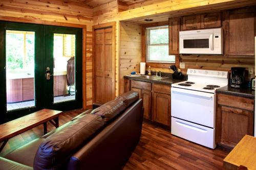 Η κουζίνα ή μικρή κουζίνα στο Fantastic Cabin with Fireplace and Hot-tub in Herod, Illinois