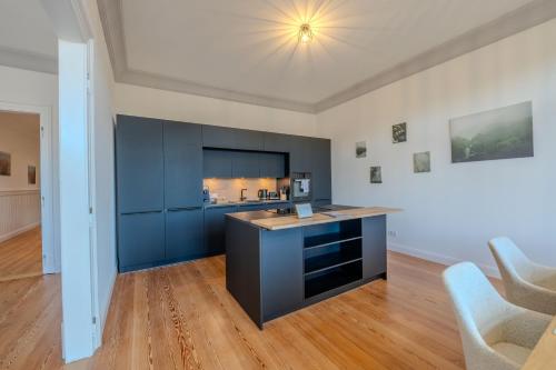 Dapur atau dapur kecil di SCHLOSSBERG RESIDENCES - Design City-Apartment