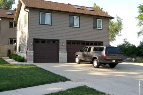 ein SUV, der vor einem Haus geparkt ist in der Unterkunft Amazing Cottage with Lake Access in Gary, Indiana in Miller