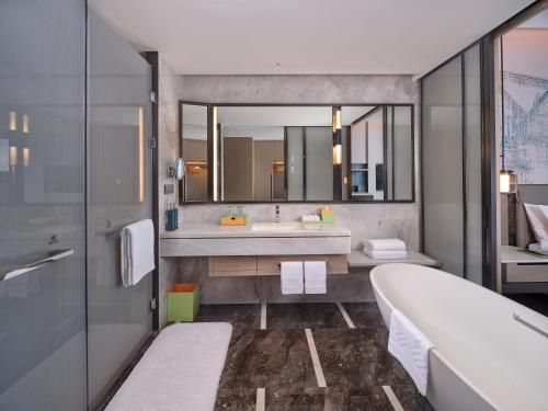 Ένα μπάνιο στο Hilton Huizhou