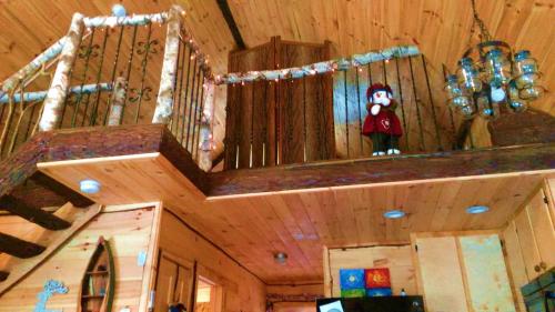 a harpsichord on the ceiling of a room at Rustic Woodland Cabin Rental near Oneida Lake, New York in Taberg
