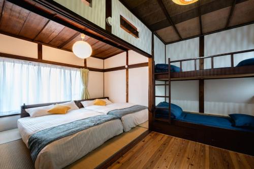 Katil atau katil-katil dalam bilik di 9 mins walk from Kawaramachi St Private rental MAX 6 people