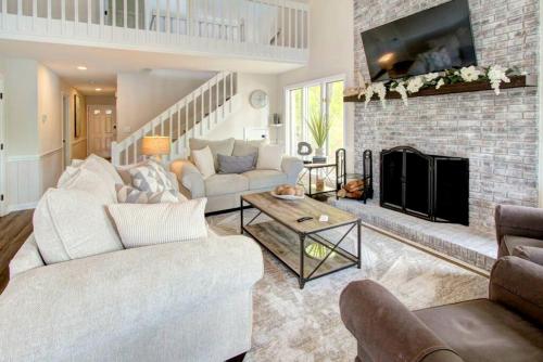 Posezení v ubytování Embrace Nature in this Lakefront Cottage with Fire Pit in Charlotte, North Carolina