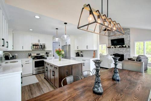 Kuchyň nebo kuchyňský kout v ubytování Embrace Nature in this Lakefront Cottage with Fire Pit in Charlotte, North Carolina