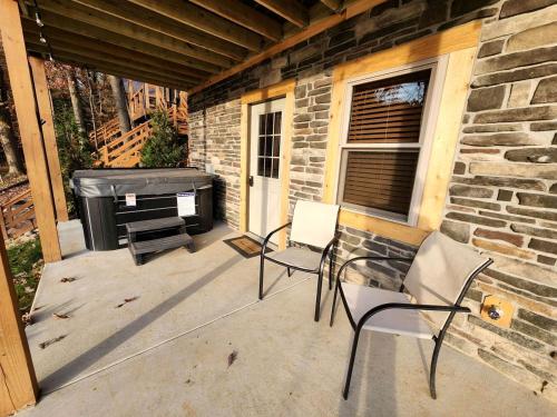 Balkoni atau teres di Modern Spacious Cabin with Jacuzzi and Panoramic Views in Ohio