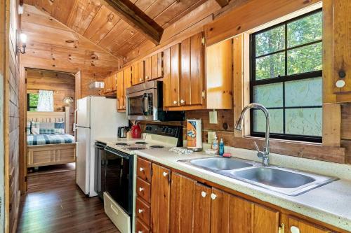 Dapur atau dapur kecil di Beautiful Rustic Cabin with Jacuzzi, Covered Porch and Mountain Views in Sevierville, Tennessee