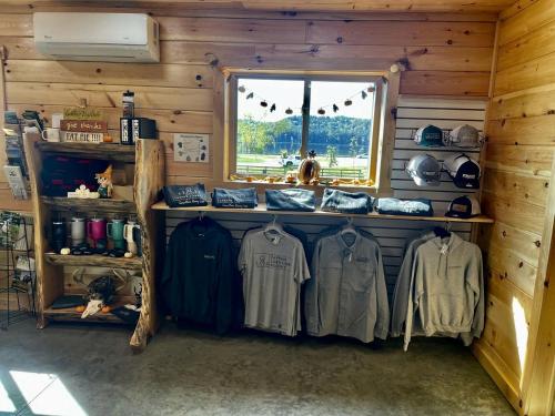 Gambar di galeri bagi Modern Spacious Cabin with Jacuzzi and Panoramic Views in Ohio di Deersville
