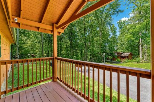 Taman di luar Beautiful Rustic Cabin with Jacuzzi, Covered Porch and Mountain Views in Sevierville, Tennessee