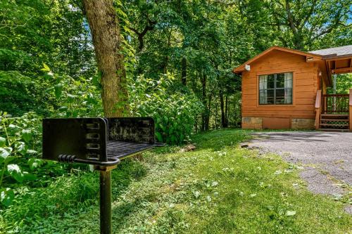Taman di luar Beautiful Rustic Cabin with Jacuzzi, Covered Porch and Mountain Views in Sevierville, Tennessee