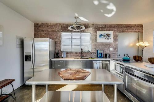 Dapur atau dapur kecil di Unique and Secluded Dome Retreat Surrounded by Mountains in Palm Springs