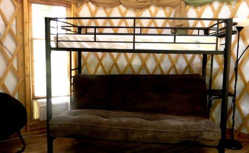 Palanda nebo palandy na pokoji v ubytování Beautiful Waterfront Yurt for Rent near Washington DC, Virginia