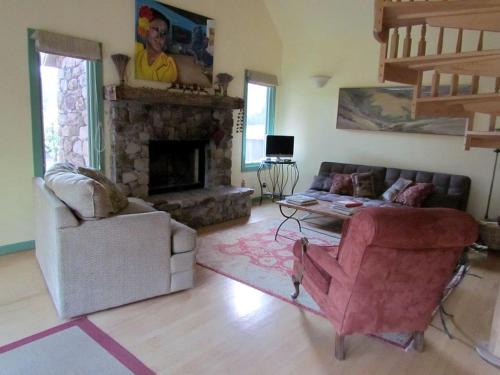 ein Wohnzimmer mit Couch und Kamin in der Unterkunft Romantic Getaway Cabin with a Pool and a Hot Tub in the Heart of Sonoma, California in Glen Ellen