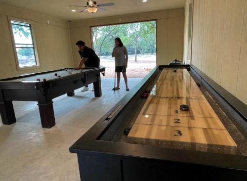 Herní místnost v ubytování Dream Glamping Destination: Stunning Tented Cabin on the Geronimo Creek in Seguin, Texas