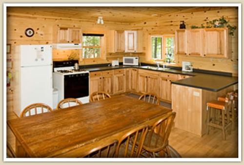 Η κουζίνα ή μικρή κουζίνα στο Upscale Camping Cabin for Nine by Squaw Lake in Wisconsin