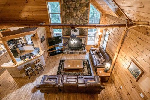 Un lugar para sentarse en Impressive Secluded Cabin with Fire Pit, Pool Table, Barbecue and Hot-tub in Cleveland, Georgia