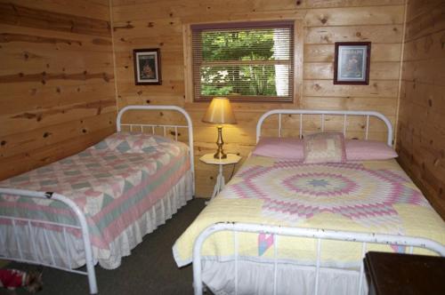 Ένα ή περισσότερα κρεβάτια σε δωμάτιο στο Upscale Camping Cabin for Nine by Squaw Lake in Wisconsin