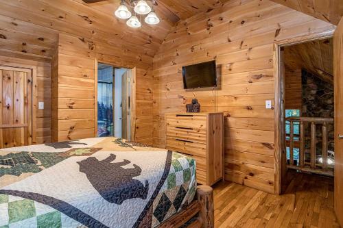 Una cama o camas en una habitación de Impressive Secluded Cabin with Fire Pit, Pool Table, Barbecue and Hot-tub in Cleveland, Georgia