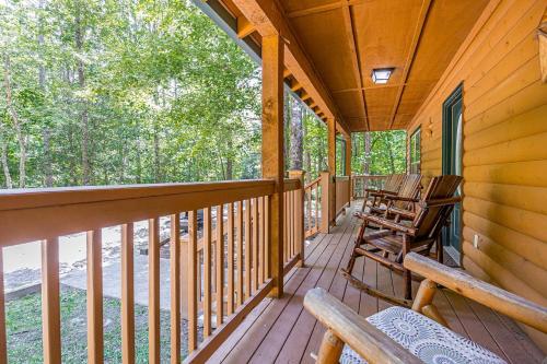Un balcón o terraza en Impressive Secluded Cabin with Fire Pit, Pool Table, Barbecue and Hot-tub in Cleveland, Georgia
