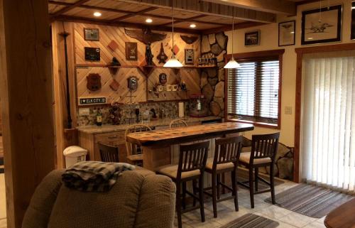 cocina con barra con sillas y mesa en Delightful Bed and Breakfast Getaway in Nez Perce National Forest, Idaho, en Elk City