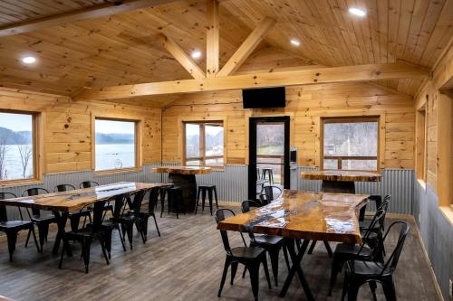 Restoran atau tempat lain untuk makan di Two People A-frame Ideal to Reconnect with Nature in Ohio