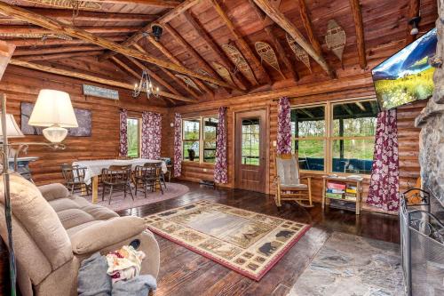 Khu vực ghế ngồi tại Beautiful Family Cabin with Cozy Interior and Exterior in Saint Croix Falls, Wisconsin