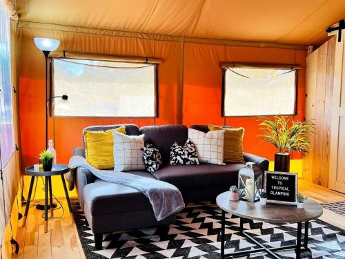 Istumisnurk majutusasutuses Outstanding Safari Tent with Jacuzzi and and Beautiful Outdoor and Indoor Living in Florida