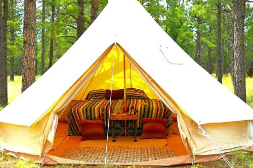 ein weißes Zelt mit einem Bett darin in der Unterkunft Grand Canyon Glamping Tents Perfect for Arizona Vacations in Tusayan