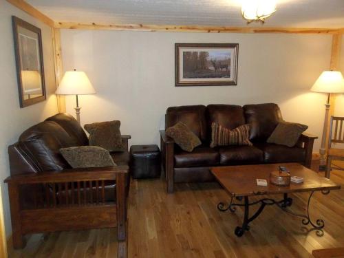 Χώρος καθιστικού στο Lovely Log Cabin in the Woods with Hot Tub near the Red River Gorge in Kentucky