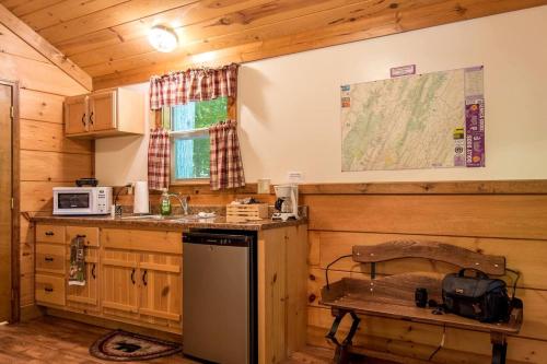 Cabaña con cocina con fogones y fregadero. en Treehouse Cabin in Riverton, WV, en Riverton