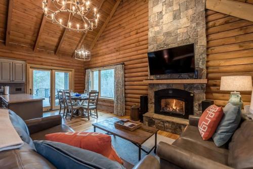 YonahStunning Cabin with Fire Pit, Hot-tub and Sauna in Cleveland, Georgia的小木屋内带壁炉的客厅
