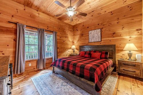 Postel nebo postele na pokoji v ubytování Impressive Cabin with Fireplace and Hot-tub in Sautee Nacoochee, Georgia