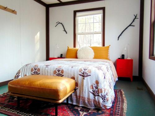 una camera da letto con un letto e una sedia di Rustic Mountain Cabin with Porch & Fire Pit in New Market, Virginia a New Market