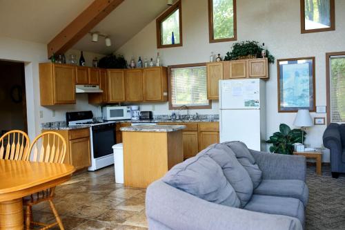 Кухня или мини-кухня в Family-Friendly Cabin Rental on a Private Lake near Wisconsin Dells
