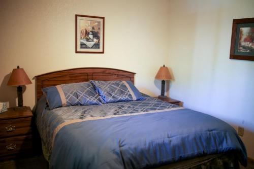 Кровать или кровати в номере Family-Friendly Cabin Rental on a Private Lake near Wisconsin Dells