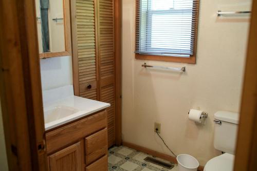 Ванная комната в Family-Friendly Cabin Rental on a Private Lake near Wisconsin Dells
