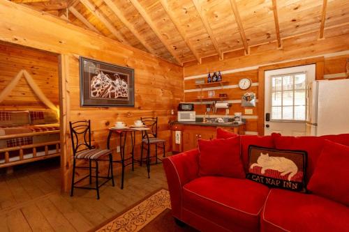Φωτογραφία από το άλμπουμ του Rustic Copperhill Cabin Perfect for a Romantic Getaway in Tennessee σε Copperhill