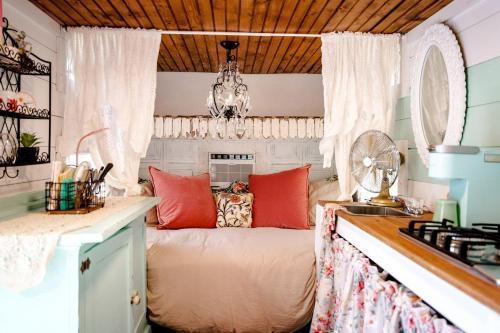 O bucătărie sau chicinetă la Unforgettable Glamping Caravan Rental in North Carolina for Intimate Weekends Away in Franklin