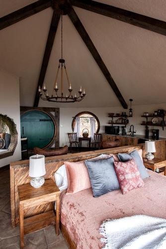 Χώρος καθιστικού στο Amazing Hobbit House with Fire Pit and Barbecue in Rising Fawn, Georgia