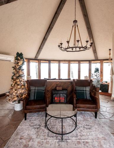 Χώρος καθιστικού στο Amazing Hobbit House with Fire Pit and Barbecue in Rising Fawn, Georgia