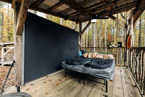 Balkoni atau teres di Original and Unique Wooden-Framed Hut Offering an Authentic Glamping Experience Completely Immersed in Nature, North Carolina