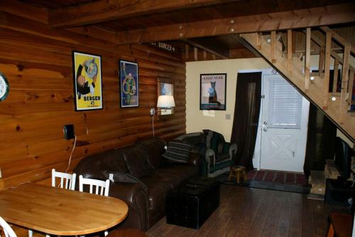 Posezení v ubytování Rustic Cabin Rental near the Ski Slopes in Snowshoe, West Virginia