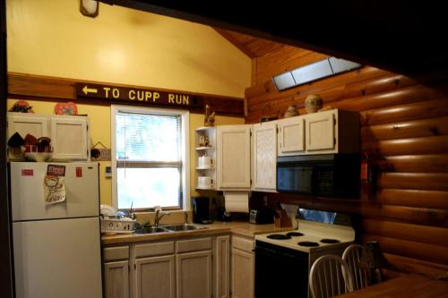 Kuchyň nebo kuchyňský kout v ubytování Rustic Cabin Rental near the Ski Slopes in Snowshoe, West Virginia