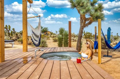 Herní místnost nebo prostor pro děti v ubytování Stunning Yucca Valley Rental with a Hot Tub for Glamping in California