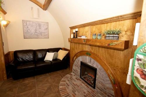 Χώρος καθιστικού στο Charming Luxury Hobbit House with Private Hot Tub in Tranquil Woodlands on Littlefield Pond in Springvale, Maine