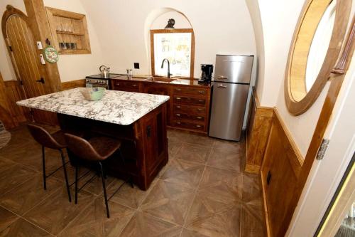 Η κουζίνα ή μικρή κουζίνα στο Charming Luxury Hobbit House with Private Hot Tub in Tranquil Woodlands on Littlefield Pond in Springvale, Maine