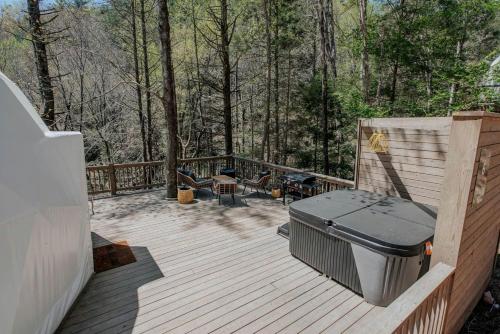 Φωτογραφία από το άλμπουμ του Elegance by the Falls: Stylish Dome Family Escape in Cherry Log, GA σε Aska