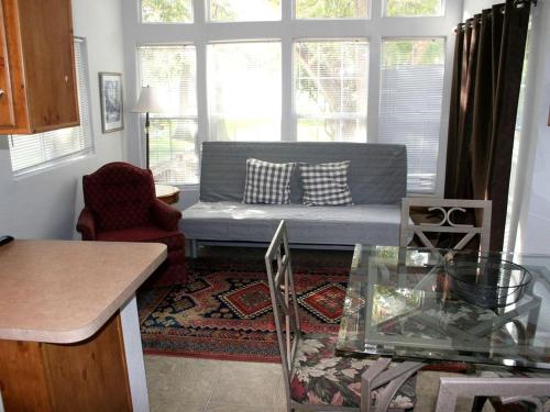 ein Wohnzimmer mit einer Couch vor einem Fenster in der Unterkunft Cozy Cottage Rental for Eight with Lake Views in New Braunfels, Texas in Schumannsville
